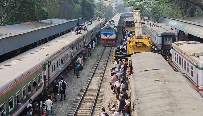 মহানগর এক্সপ্রেস ট্রেনের লাইনচ্যুত বগি নয় ঘণ্টা পর উদ্ধার করা হয়। ছবি: ব্রাহ্মণবাড়িয়া প্রতিনিধি