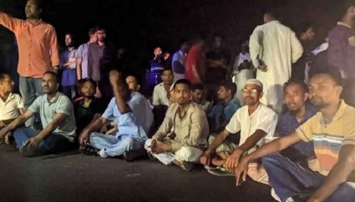 কমিটি থেকে নাম প্রত্যাহারের প্রতিবাদে সড়ক অবরোধ