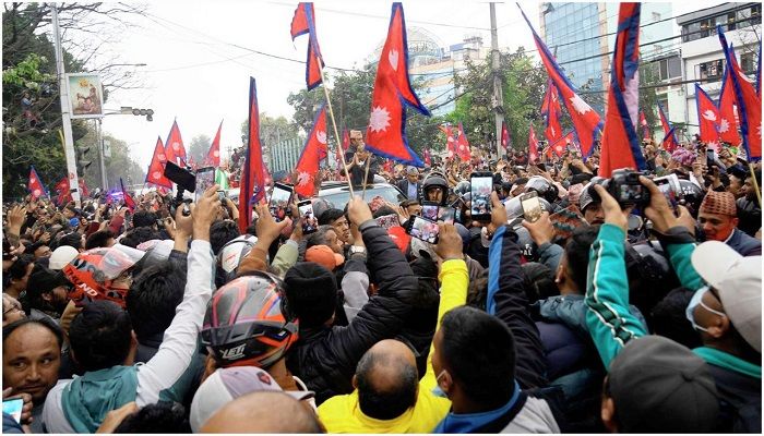 কাঠমাণ্ডুর ত্রিভূবন আন্তর্জাতিক বিমানবন্দরেনেপালের সাবেক রাজা জ্ঞানেন্দ্র শাহকে স্বাগত জানাতে হাজার হাজার মানুষের সমাগম ঘটে। 