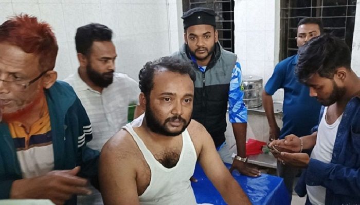 হামলায় আহতরা চিকিৎসা নিচ্ছেন। ছবি: পিরোজপুর প্রতিনিধি