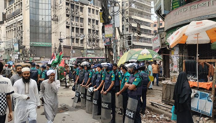 বায়তুল মোকাররম ঘিরে যৌথবাহিনীর সতর্ক অবস্থান