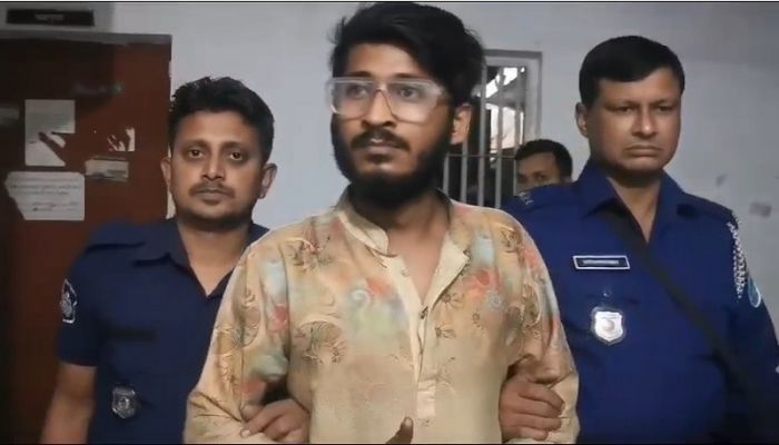 সাইবার আইনে মামলার পর হৃদয়কে রিমান্ডে নেওয়ার আবেদন করেছে পুলিশ।