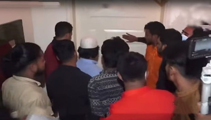 মধ্যরাতে ঘোষণা দিয়ে তানভীর ইমামের সাবেক স্ত্রীর বাসায় তল্লাশি চালায় একদল মানুষ।