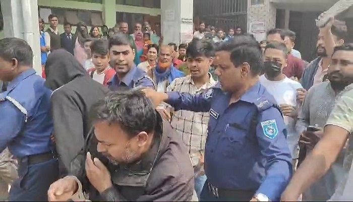আদালত চত্ত্বরে উপস্থিত স্থানীয় জনতা ওই শিক্ষককে গণধোলাই দেয়। ছবি: প্রতিনিধি