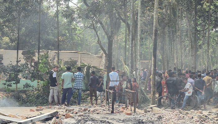  অপহরণকারীর বাড়ি গুঁড়িয়ে দেয় ক্ষুব্ধ জনতা। ছবি:সাম্প্রতিক দেশকাল