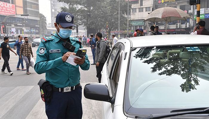 ট্রাফিক আইন না মানায় মামলা। ফাইল ছবি