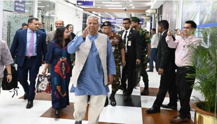 চীন সফর শেষে দেশে ফিরেছেন প্রধান উপদেষ্টা