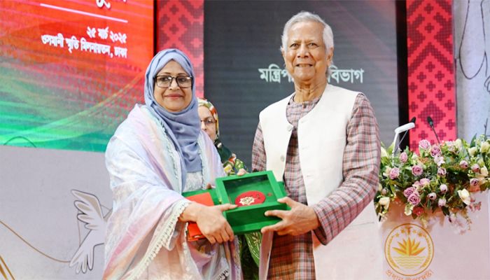 পুরস্কার পাওয়া ব্যক্তি ও তাদের প্রতিনিধিদের হাতে স্বাধীনতা পুরস্কার তুলে দেন প্রধান উপদেষ্টা।