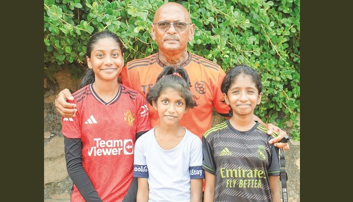 ﻿নিজ একাডেমির খুদে ফুটবারদের সঙ্গে পাকির আলী। ছবি: সাম্প্রতিক দেশকাল