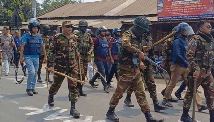 সংঘর্ষ নিয়ন্ত্রণে কাজ করছে আইনশৃঙ্খলা বাহিনীর সদস্যরা। ছবি: লালপুর (নাটোর) প্রতিনিধি