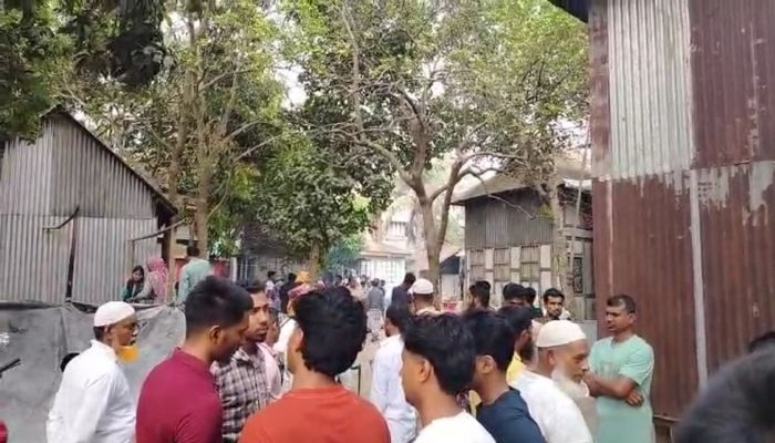 দুর্ঘটনাস্থল কুতুবপুর সাহেববাজার। ছবি: মাদারীপুর প্রতিনিধি
