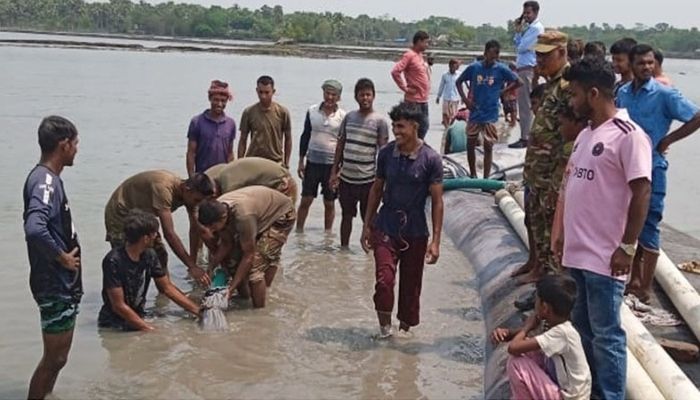 সাতক্ষীরায় বেড়িবাঁধ মেরামতে গ্রামবাসীর পাশে সেনাবাহিনী