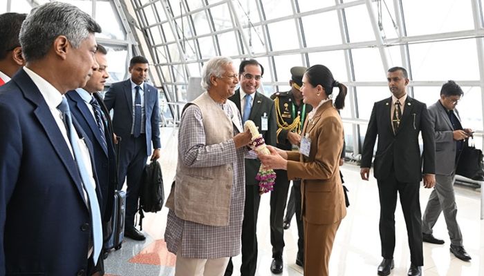 ব্যাংককে পৌঁছেছেন প্রধান উপদেষ্টা