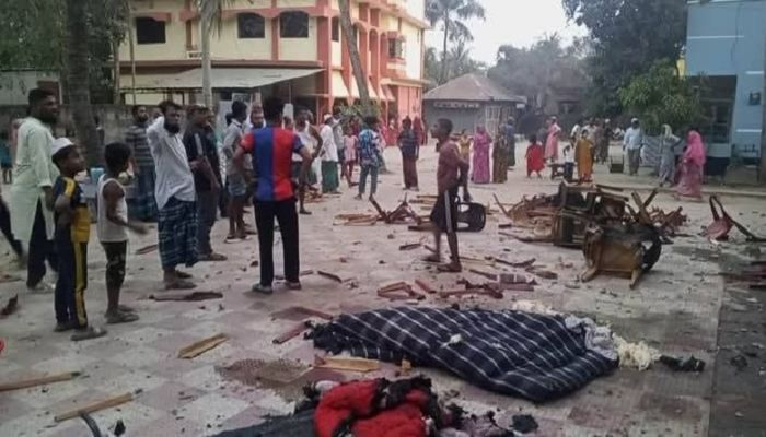 সাবেক রেলমন্ত্রীর বাড়িতে ভাঙচুর, লুটপাট