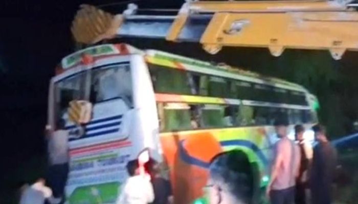 ভারতে ৭০ বাংলাদেশি তীর্থযাত্রী নিয়ে দুর্ঘটনায় বাস