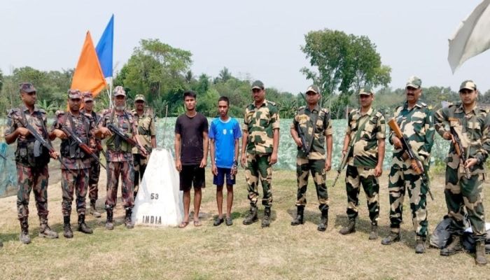 পতাকা বৈঠকের পর দুই বাংলাদেশিকে ফেরত দিল বিএসএফ