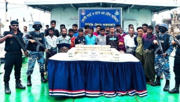 সাগরে এক ঘণ্টা ধাওয়া করে পাঁচ লাখ ইয়াবাসহ ধরা হলো ২১ জনকে