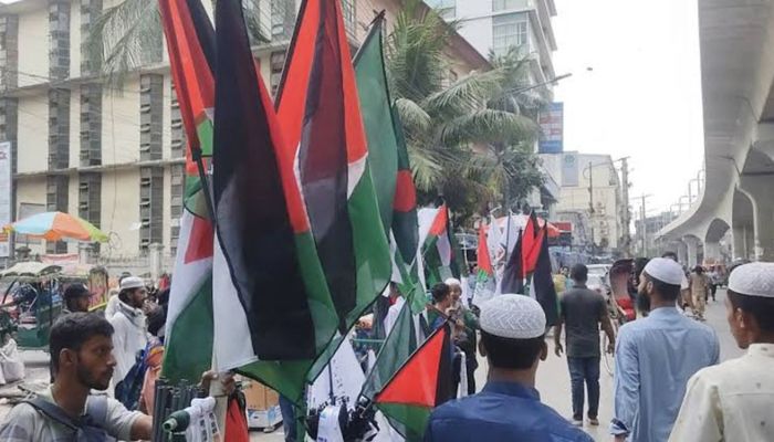 ‘মার্চ ফর গাজা’ কর্মসূচিকে ঘিরে শাহবাগ মোড়, রাজু ভাস্কর্য, সোহরাওয়ার্দী উদ্যান এলাকায় জনস্রোত তৈরি হয়েছে। ছবি- সংগৃহীত
