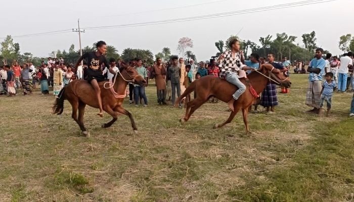 ঐতিহ্যবাহী ঘোড়াদৌড় প্রতিযোগিতা