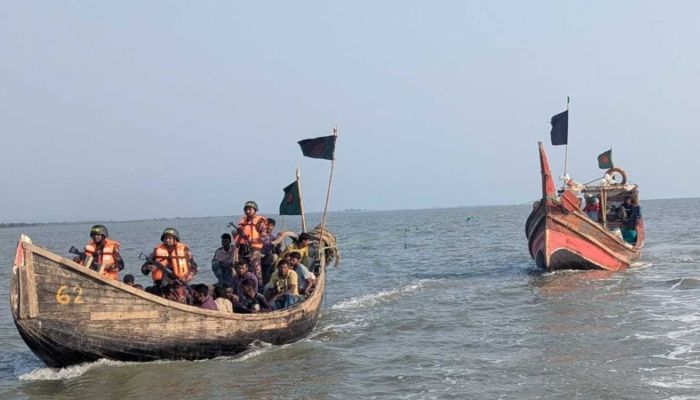 ৫৫ জেলেকে ফেরত এনেছে বর্ডার গার্ড বাংলাদেশ। ছবি: কক্সবাজার প্রতিনিধি
