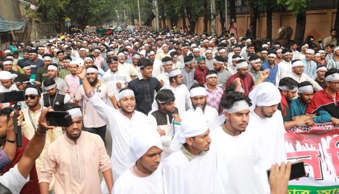 মাথায় কাফনের কাপড় বেঁধে পলিটেকনিক শিক্ষার্থীদের গণমিছিল