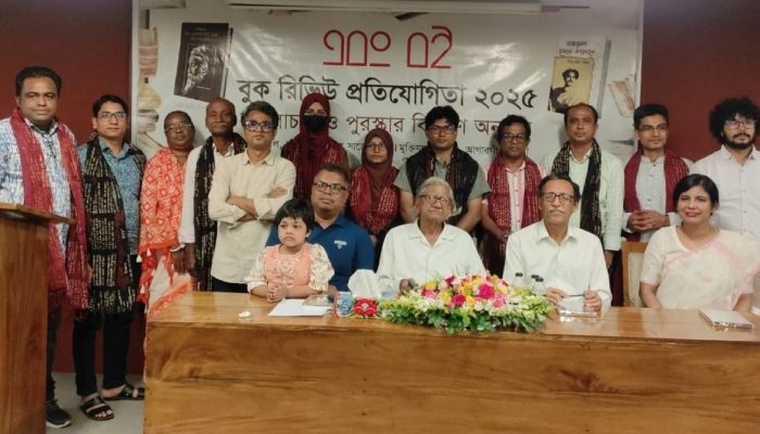 ১০ লেখক পেলেন ‘এবং বই বুক রিভিউ প্রতিযোগিতা’ পুরস্কার