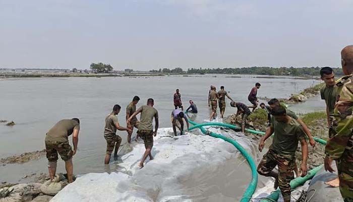 সাতক্ষীরার আশাশুনিতে রিং বাঁধ নির্মাণ ও ত্রাণ বিতরণ করছে সেনাবাহিনী
