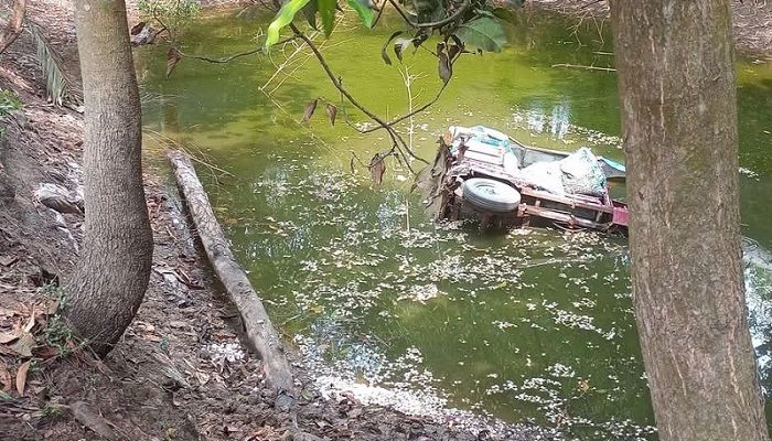 কুমিল্লায় অটোরিকশা খাদে পড়ে চালক নিহত