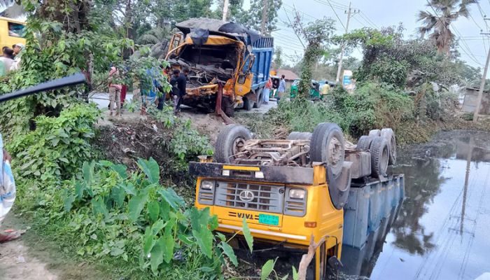 ডাম্প ট্রাকের ধাক্কায় দাঁড়িয়ে থাকা ডাম্প ট্রাকটি খাদে পড়ে যায়।