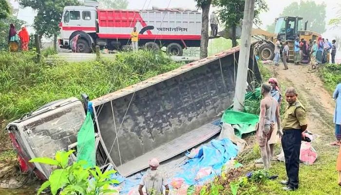 সিরাজগঞ্জে ট্রাক-মাইক্রোবাস সংঘর্ষে নিহত ২