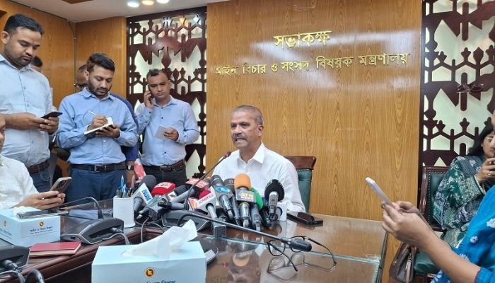 সচিবালয়ে সাংবাদিকদের সঙ্গে ব্রিফিংয়ে আইন উপদেষ্টা আসিফ নজরুল।