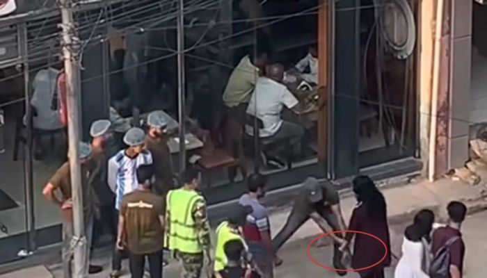 তরুণীকে লাঠিপেটা : আপন কফির দুইজন আটক