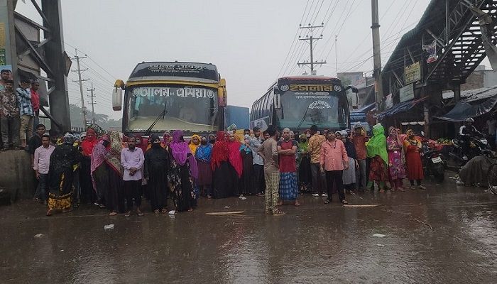 বকেয়া বেতনের দাবিতে গাজীপুরে মহাসড়ক অবরোধ