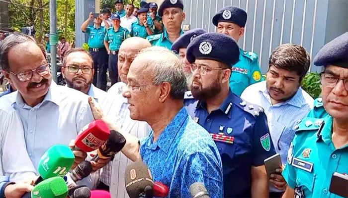পুলিশ কেন ব্যবস্থা নেয় না? উপদেষ্টার জবাব, ‘৫ আগস্ট থানা-গাড়ি পোড়ানো হয়েছে’