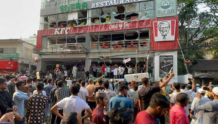 গাজায় ইসরায়েলের হামলার প্রতিবাদে বিক্ষোভ করার সময় সিলেটে কেএফসি ভাঙচুর করে একদল জনতা। ছবি: সংগৃহীত