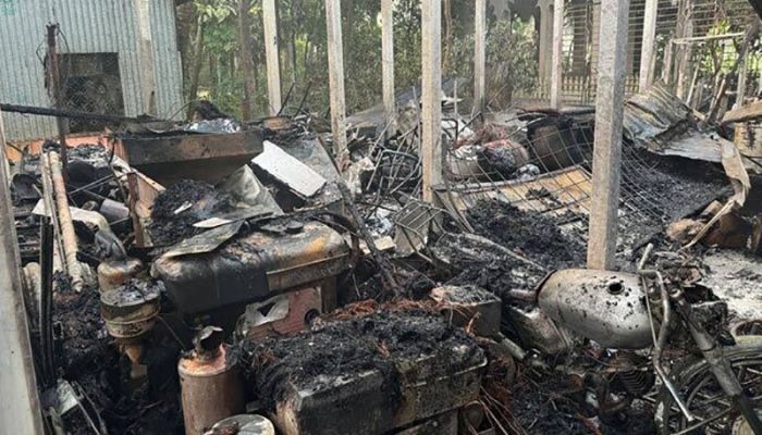 ঢাকায় নববর্ষের আনন্দ শোভাযাত্রায় ক্ষমতাচ্যুত প্রধানমন্ত্রী শেখ হাসিনার মুখাকৃতি বানানোর অভিযোগে মানবেন্দ্র ঘোষের বাড়িতে আগুন দেওয়া হয়েছে বলে স্থানীয় অনেকের ধারণা।