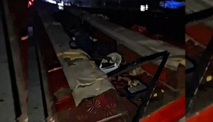 ছাদহীন বাস নিয়েই ছুটলেন চালক, ‘বাঁচাও বাঁচাও’ চিৎকারে ১০ কিমি দূরে থামাল জনতা
