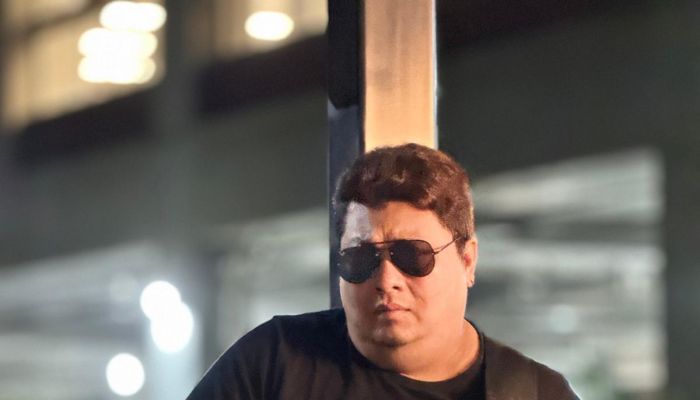  শিল্পী শাহ হামজা। ছবি: সাম্প্রতিক দেশকাল