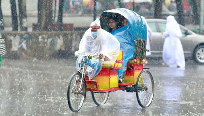 দ্বিতীয় দিনের মতো ঝুম বৃষ্টিতে ভিজল ঢাকা