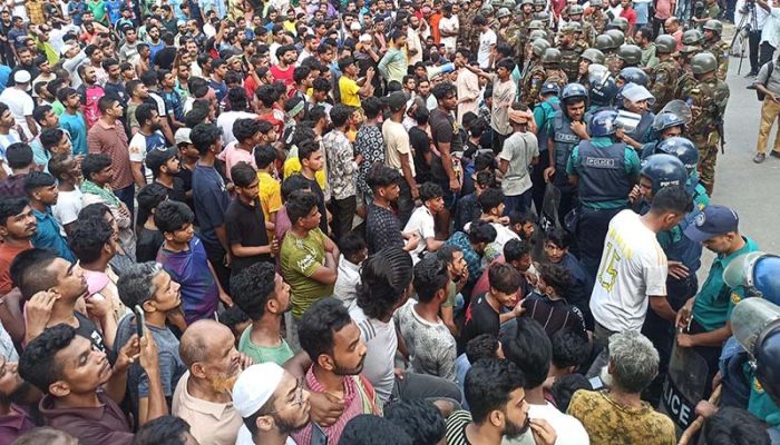 মহানবীকে নিয়ে ‘কটূক্তি' তেজগাঁওয়ে সড়ক আটকে বিক্ষোভ