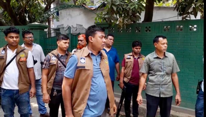 চোখে মরিচের গুঁড়ো ছিটিয়ে ১০ লাখ টাকা ছিনতাই