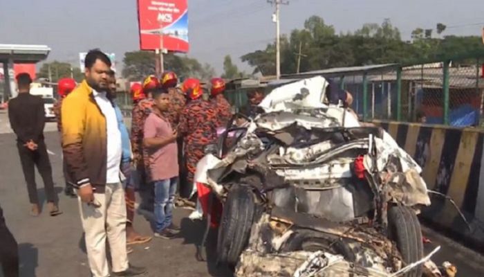 দাঁড়িয়ে থাকা অ্যাম্বুলেন্সে বাসের ধাক্কা, নিহত ৫