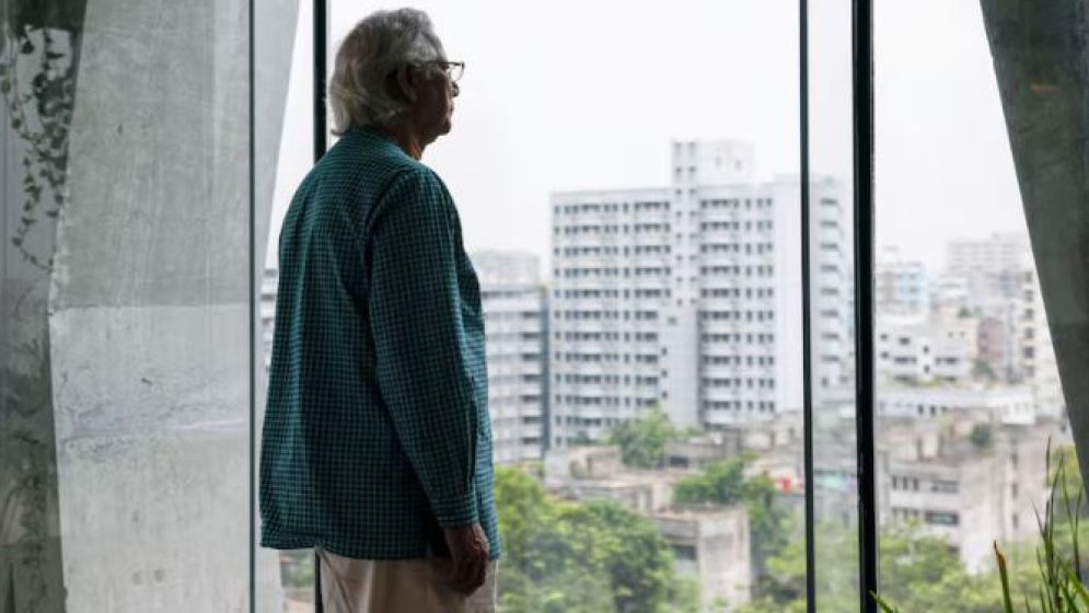 কেন সংকটে সরকার