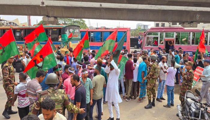 খালেদা জিয়াকে স্বাগত জানাতে বিমানবন্দর সড়কে নেতাকর্মীদের অপেক্ষা