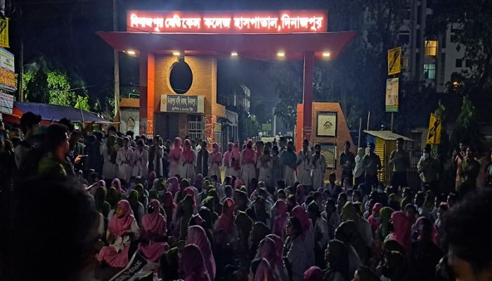শাহবাগে পুলিশের লাঠিচার্জ, প্রতিবাদে দিনাজপুর-ঢাকা মহাসড়ক অবরোধ