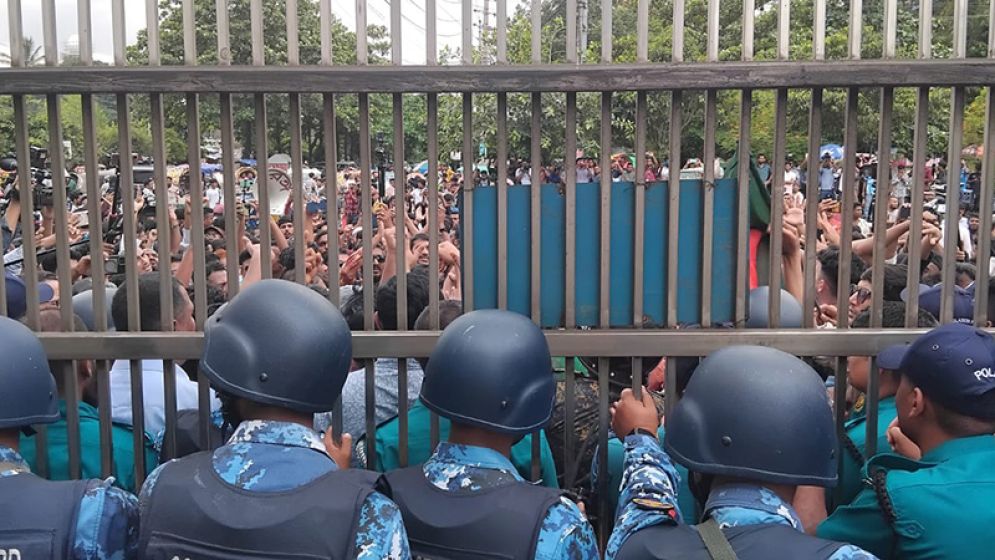 ইসি ভবনের সামনে ব্যারিকেড ভেঙে অবস্থান নিলো এনসিপি
