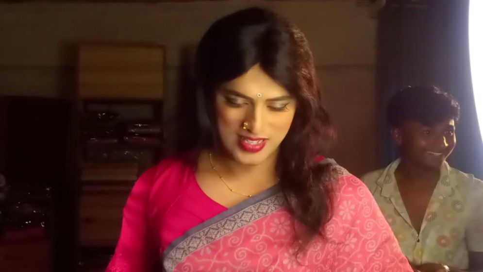 কে এই নারী