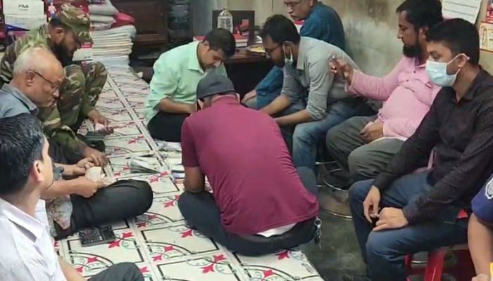 লক্ষ্মীপুরে সেনা অভিযানে বিদেশি মুদ্রাসহ আটক ২