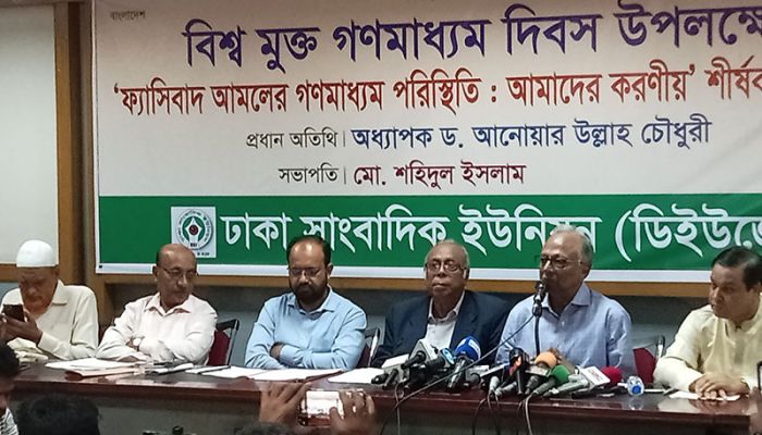 একটি ইংরেজি দৈনিক দেশের বিরুদ্ধে প্রচারণা চালাচ্ছে: মাহমুদুর রহমান