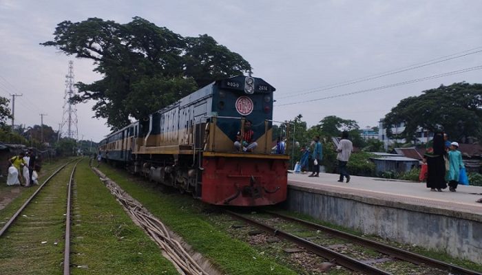নেত্রকোণায় পাঁচ মাস ধরে বন্ধ লোকাল ট্রেন, ভোগান্তিতে যাত্রীরা